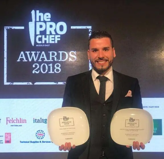 El chef peruano Roberto Seguro con los premios recibidos este lunes.