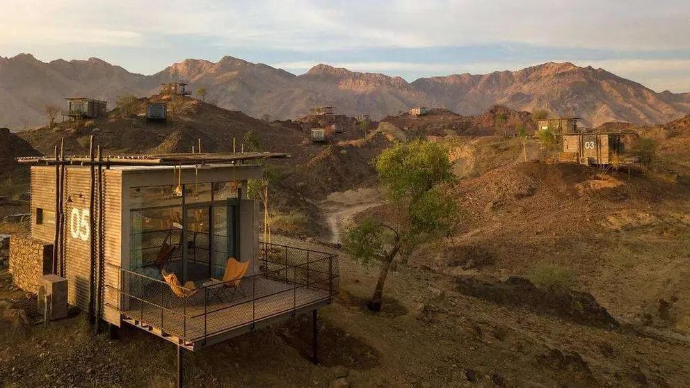 Las cabañas se encuentran entre las montañas de Hatta.