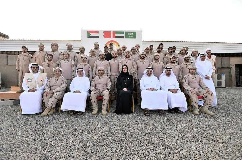 Foto de familia de la visita de la ministra de Cooperación Internacional al cuartel de EAU en Adén.