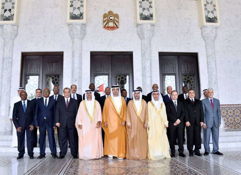 Los nuevos jueces emiratíes, junto a Sheikh Mansour bin Zayed. (WAM)