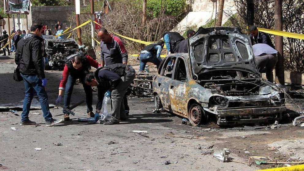 Forenses egipcios inspeccionan el lugar del ataque. (AFP)