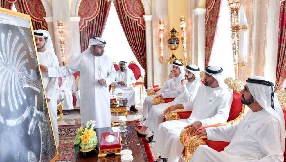 El gobernador de Dubai y el príncipe heredero de Abu Dhabi atienden a uno de los ingenieros.