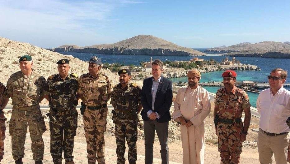 El secretario de Defensa británico en Omán.