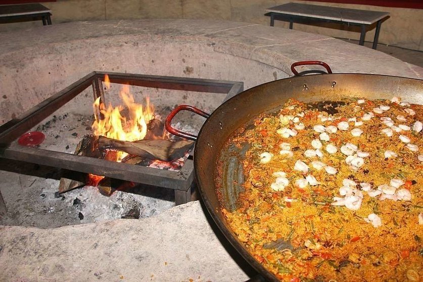 Una paella elaborada al fuego de leña en el Seville's. (EL CORREO)