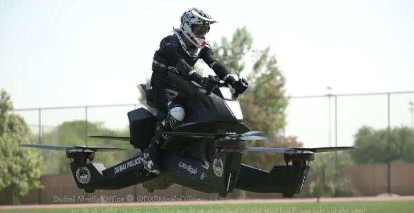 Un oficial de la Policía de Dubai conduce "la moto voladora".