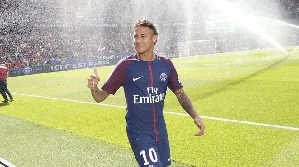 Neymar, durante su presentación ante la afición como nuevo jugador del PSG. (Paris Saint Germain, Facebook)