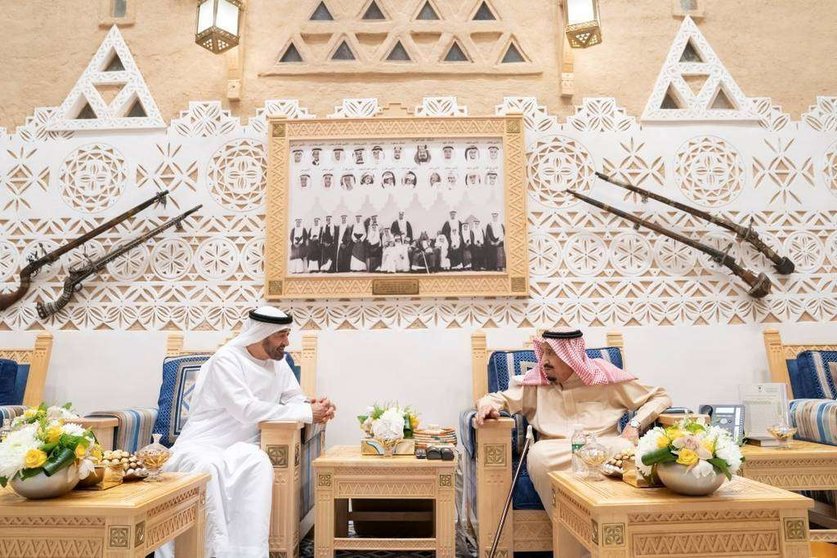 El Rey Salman de Arabia Saudita -derecha- y el príncipe heredero de Abu Dhabi.