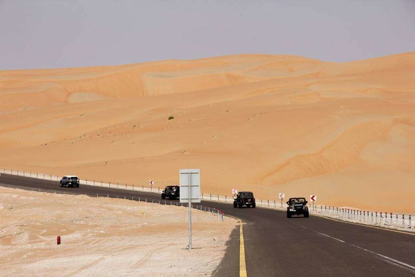 Coches regresan circulan por la carretera de la duna Moret a Liwa en Abu Dhabi. (EL CORREO)