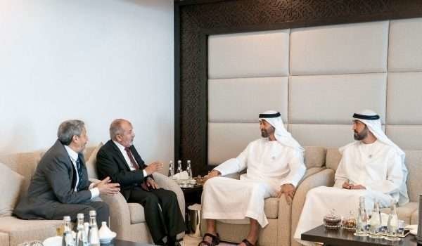 El príncipe heredero de Abu Dhabi junto a los líderes yemeníes.