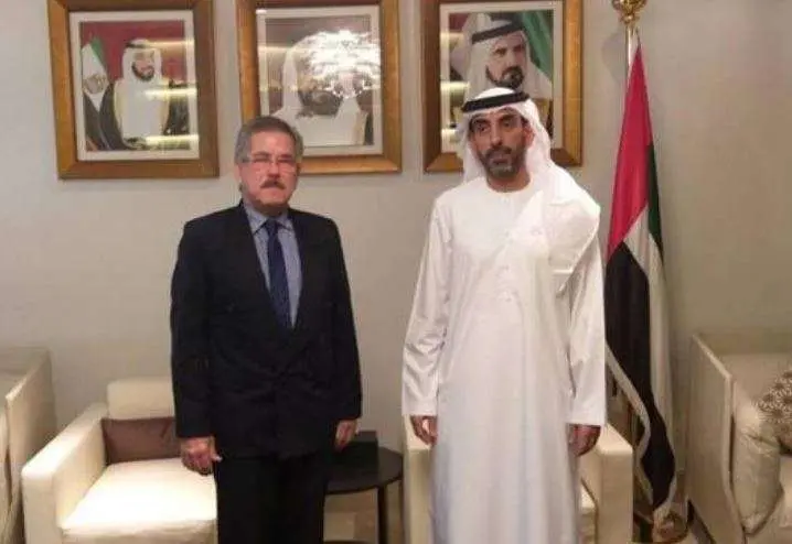 El representante del Ministerio de Exteriores de EAU junto al jefe de misión cubana en Abu Dhabi.