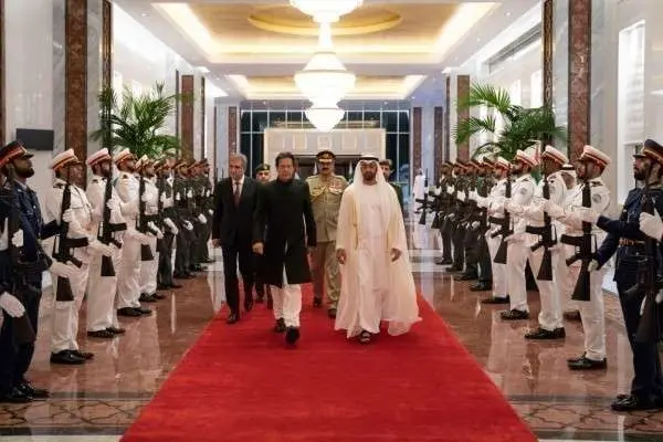 El primer ministro de Pakistán junto al príncipe heredero de Abu Dhabi en septiembre.