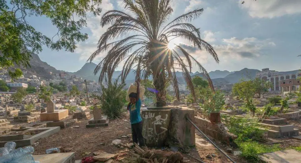 Un niño yemení en el cementerio de Adén.