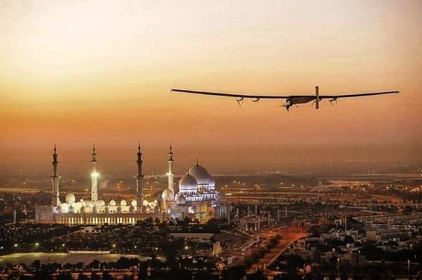Abu Dhabi está apostando por las energías renovables. En la imagen, el avión Solar Impulse, que partió y llegó a la capital de Emiratos Árabes en su vuelta al mundo, sobre la Gran Mezquita Zayed de Abu Dhabi.