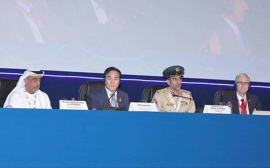El nuevo presidente de la Interpol, el surcoreano Kim Jong Yang -segundo por la izquierda-, junto al máximo responsables de la Policía de Dubai -a su derecha-. (@ DXBMediaOffice)