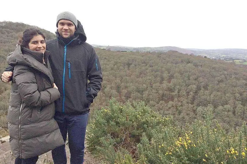 El condenado Matthew Hedges junto a su esposa. (Twitter)