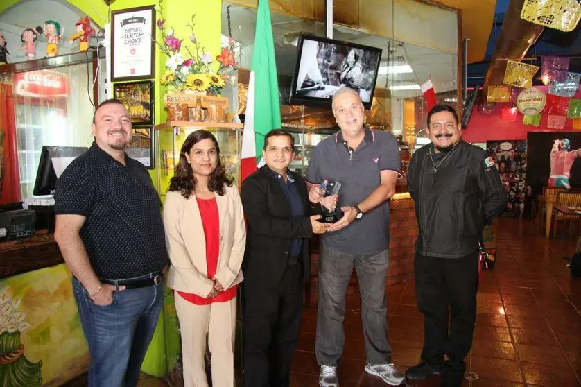 Juan Manuel Cadavieco, Vandana Bhatt, Raj Bhatt, Jorge de Anda y Ernesto Cab. (ELCORREO)