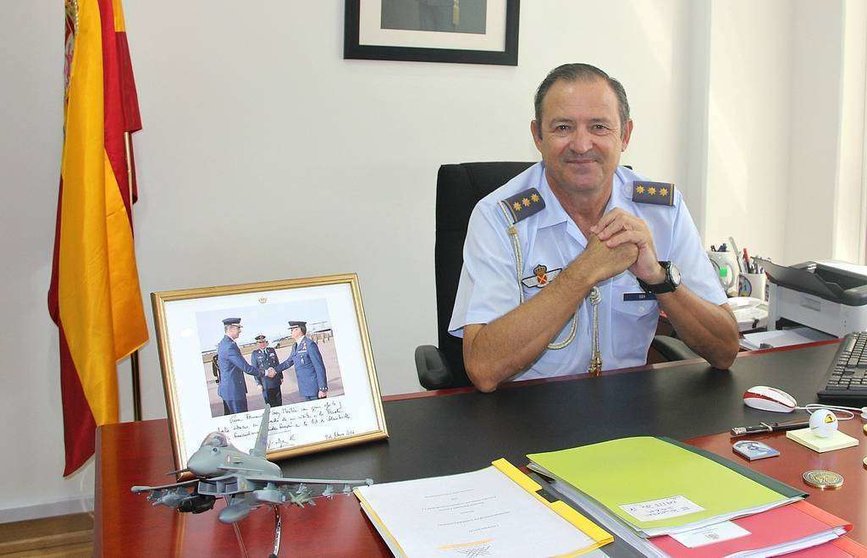 El coronel Fernando Goy Martín, en su despacho de la Agregaduría de Defensa, situado en la Embajada de España en Abu Dhabi. (EL CORREO)