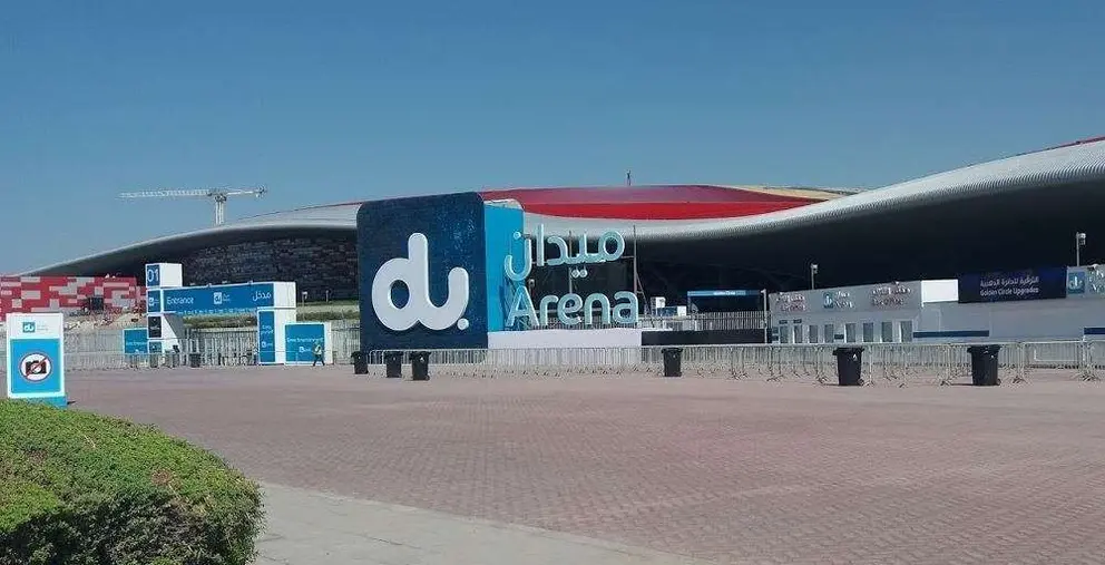 Una imagen de las puertas del Du Arena poco antes del concierto de este viernes. (EL CORREO)