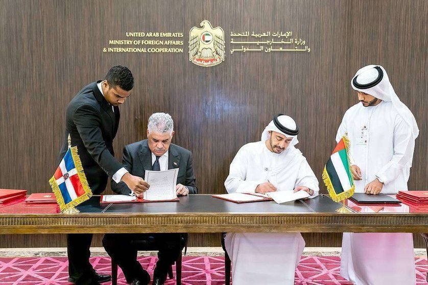 El jeque Abdullah bin Zayed Al Nahyan y Miguel Ángel Vargas Maldonado, en el momento de firmar los memorandos de entendimiento. (WAM)
