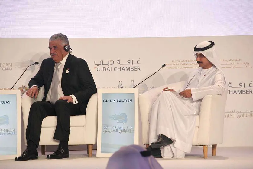 El ministro de Exteriores dominicano, Miguel Vargas -izquierda-, y el presidente de DP World, Sultán Ahmad Bin Sulaymen, durante el panel inaugural del I Foro de Cooperación EAU-Caribe. (EL CORREO)