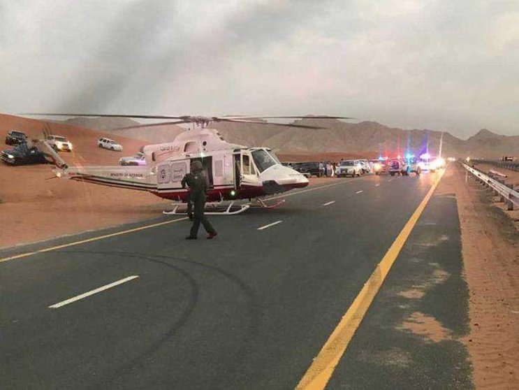 El rescate del conductor en una carretera de Sharjah.
