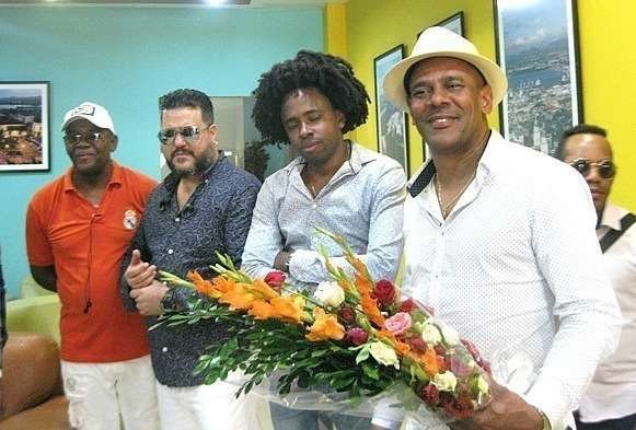 Integrantes del Septeto Santiaguero tras aterrizar en Cuba. (Santiago Martínez)