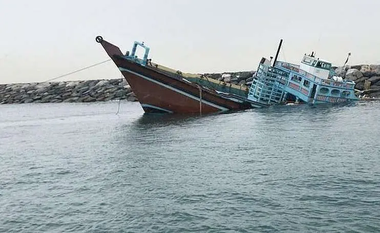 Barco hundido en la isla de Deira del que han sido rescatados siete tripulantes. (@DubaiPoliceHQ)