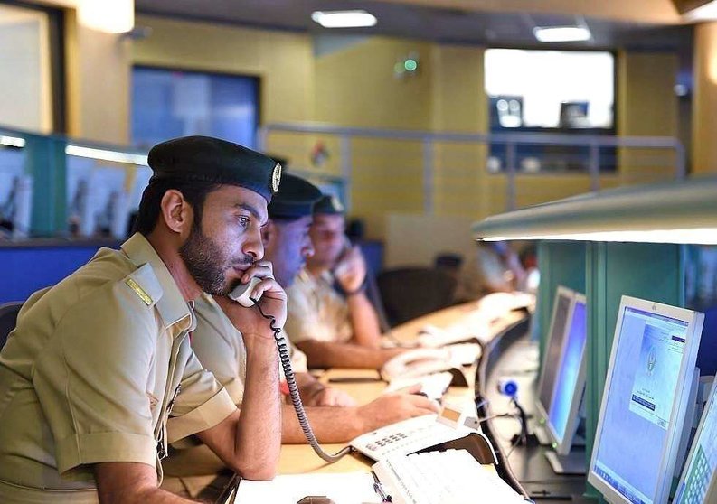 Agentes atienden el teléfono en el centro de recepción de llamadas de emergencia de la Policía de Dubai. (@DubaiPoliceHQ)