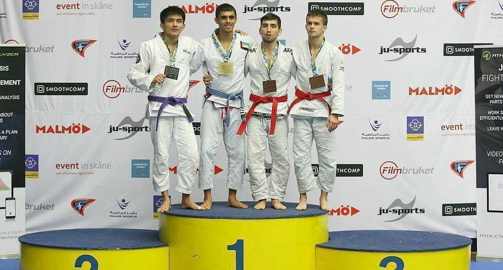 El emiratí Omar Al-Fadhli -segundo por la izquierda-, en podio tras lograr la medalla de oro en el Mundial de Jiu Jitsu que se celebra en Suecia. (WAM)