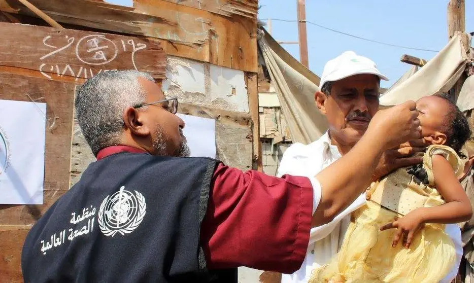 Vacunación contra la polio de una niña en Yemen.