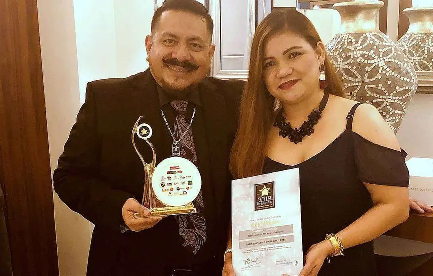 Representantes del restaurante María Bonita, tras recoger el premio; a la izquierda, Ernesto Cab Vera, director ejecutivo del establecimiento. (Cedida)