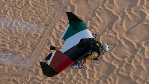 Uno de los pilotos sobrevuela el desierto con alas de propulsión a chorro. (Instagram)