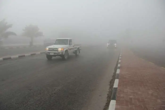 Carretera con niebla en Emiratos Árabes Unidos. (E.C.)