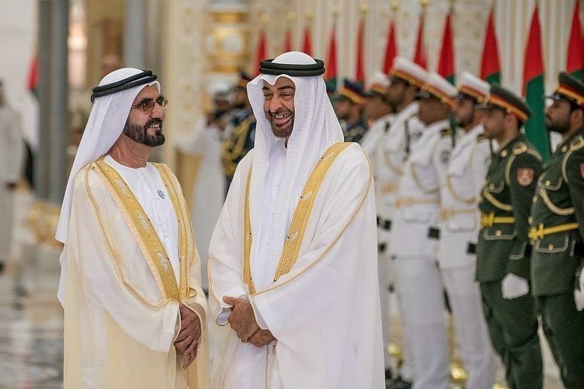 El jeque Mohammed bin Rashid Al Maktoum -izquierda- y el jeque Mohamed bin Zayed Al Nahyan, en el transcurso del Consejo Supremo Federal de Emiratos Árabes. (WAM)