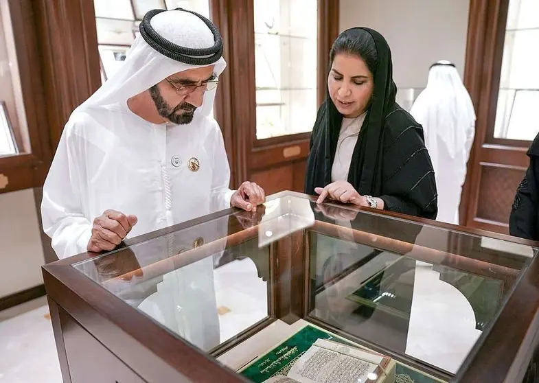 El jeque Mohammed, durante su visita aen la sede de la Unión General de Mujeres. (WAM)  