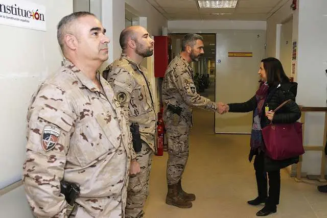 La ministra de Defensa de España saluda a militares de su país desplegados en Afganistán. (defensa.gob.es)