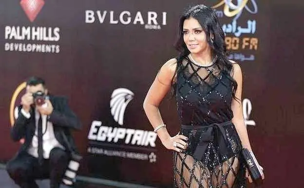 En la foto de AFP, la actriz Rania Youssef con el polémico vestido. (Internet)