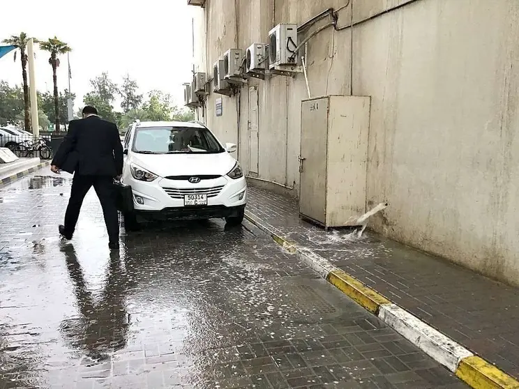 Un peatón esquiva un charco en una calle de la Corniche de Ras Al Khaimah durante las últimas lluvias. (EL CORREO)