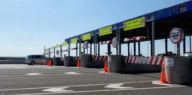 Entrada a la zona de pago en una autopista de peaje.