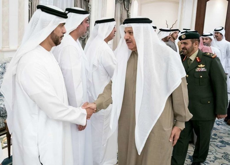 El secretario general del CCG, Abdul Latif bin Rashid Al-Zayani, saluda a autoridades emiratíes durante un acto. (WAM)