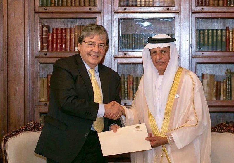 El ministro de Relaciones Exteriores de Colombia, Carlos Holmes Trujillo, estrecha la mano del nuevo embajador de Emiratos Árabes Unidos (EAU) en el país suramericano, Salem Rashed Alowais. (cancilleria.gov.co)