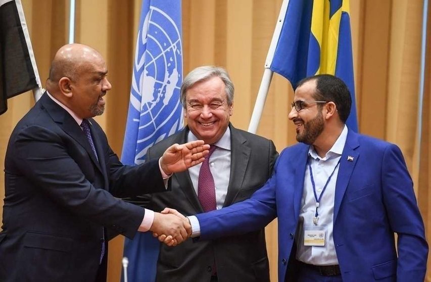 El ministro de Relaciones Exteriores de Yemen, a la izquierda, le da la mano al negociador de los hutíes ante el secretario general de las Naciones Unidas, Antonio Guterres. (AFP)