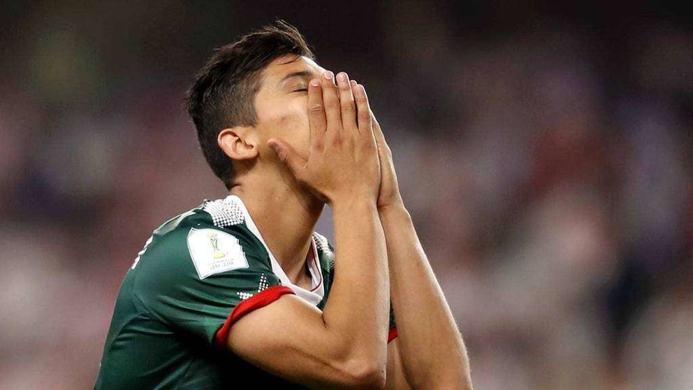 Desolación de un jugador del Chivas tras ver cómo su equipo no logra enfilar el partido. (fifa.com)