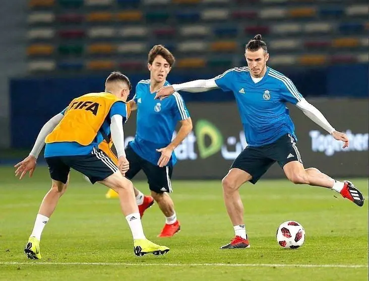 Jugadores del Real Madrid entrenan sobre el césped del estadio de la ciudad deportiva de Zayed de Abu Dhabi. (@realmadrid)