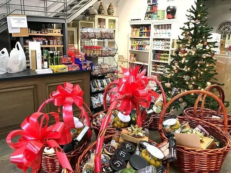 Cesta de Navidad y ambiente muy especial en la tienda de La despensa en Dubai en las fiestas de 2018. (EL CORREO)