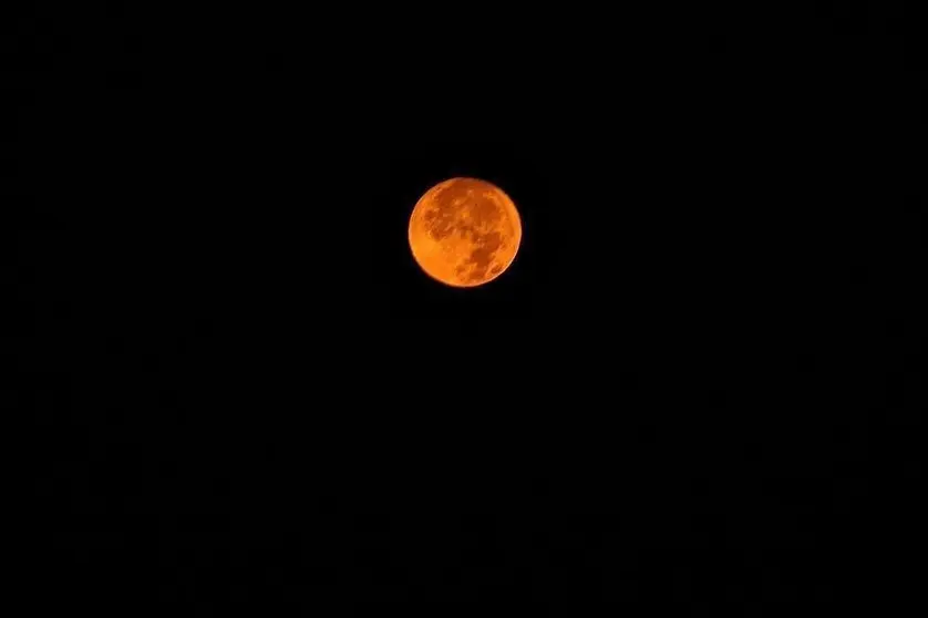 Luna llena en el Golfo Arábigo. (EL CORREO)