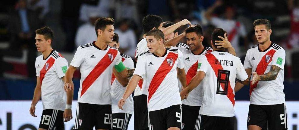 Los jugadores del River Plate muestran su alegría después de marcar uno de sus tantos al Khasima en Abu Dhabi. (fifa.com)