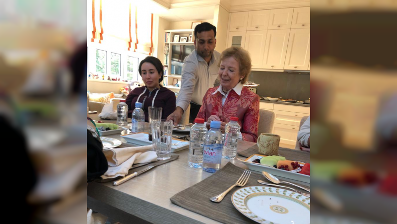 Mary Robinson junto a Su Alteza la jequesa Latifa. 