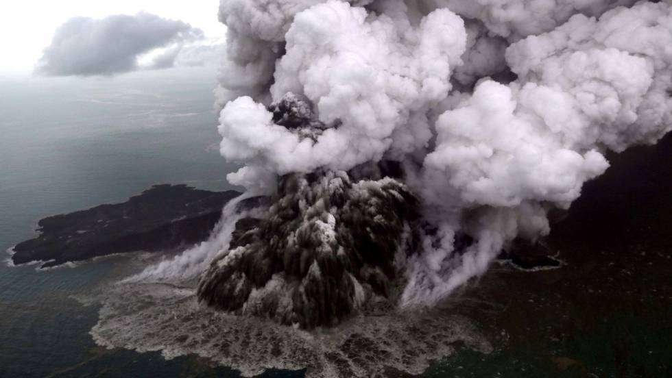 Una imagen del volcán Anak Krakatoa.
