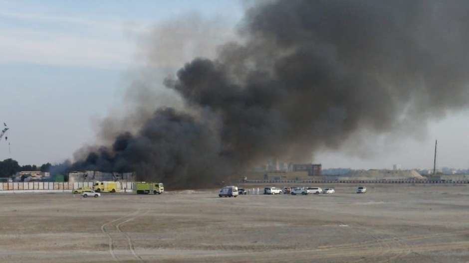 En la imagen de The National, el fuego en la isla Reem de Abu Dhabi.